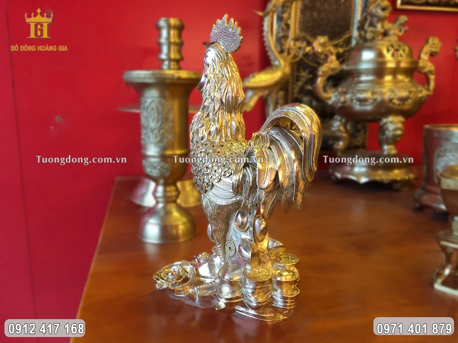 Cánh gà được tạo hình bằng các đồng tiền cổ mang ý nghĩa tài lộc